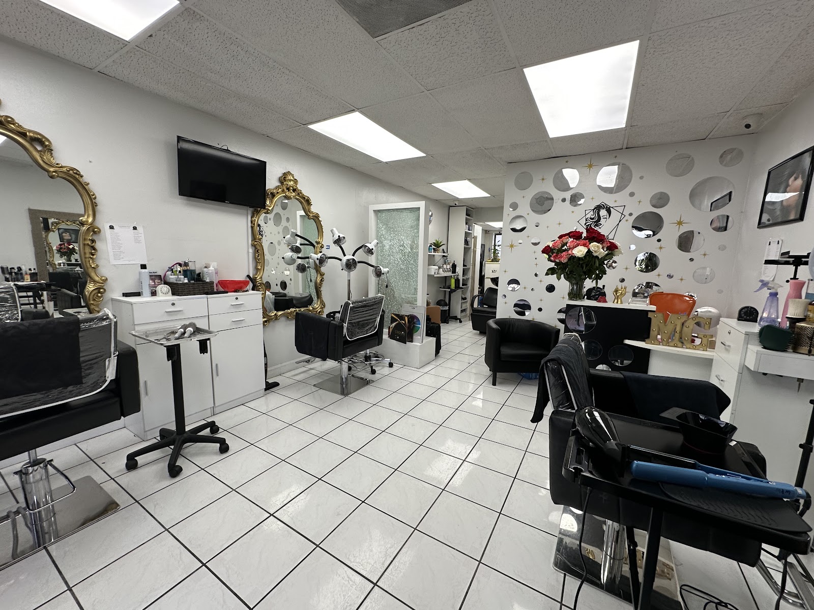 Riquitina's Salon Interior